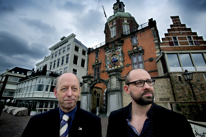 Teun de Bruijn (links) en Theo Pronk bij de Groothoofdspoort. © VICTOR VAN BREUKELEN