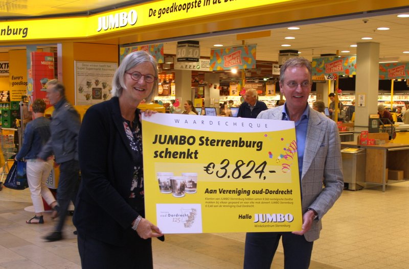 jumbo_sterrenburg_schenkt_vereniging_oud-dordrecht_cheque