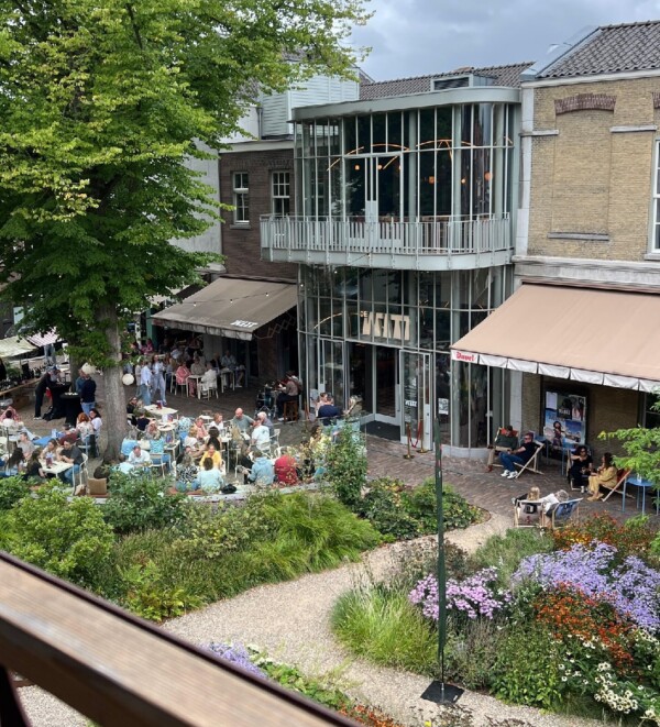 Nieuwstraat_60_ná_de_verbouwing_met_tuin_in_bloei